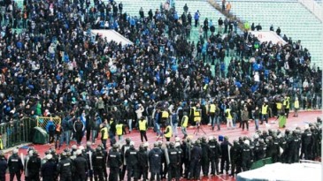 Uma bola de neve foi motivo de confusão no principal clássico da Bulgária