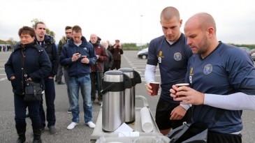 O adversário do Chelsea na Copa da Liga deu uma aula de como ser atencioso com o torcedor