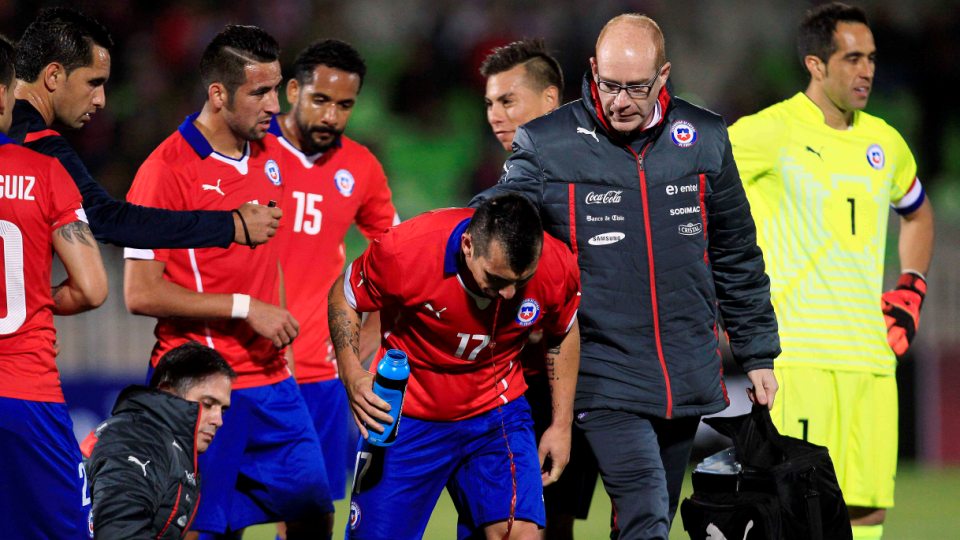 O Chile venceu o cl&aacute;ssico contra o Peru, mas Medel perdeu os dentes em um lance covarde