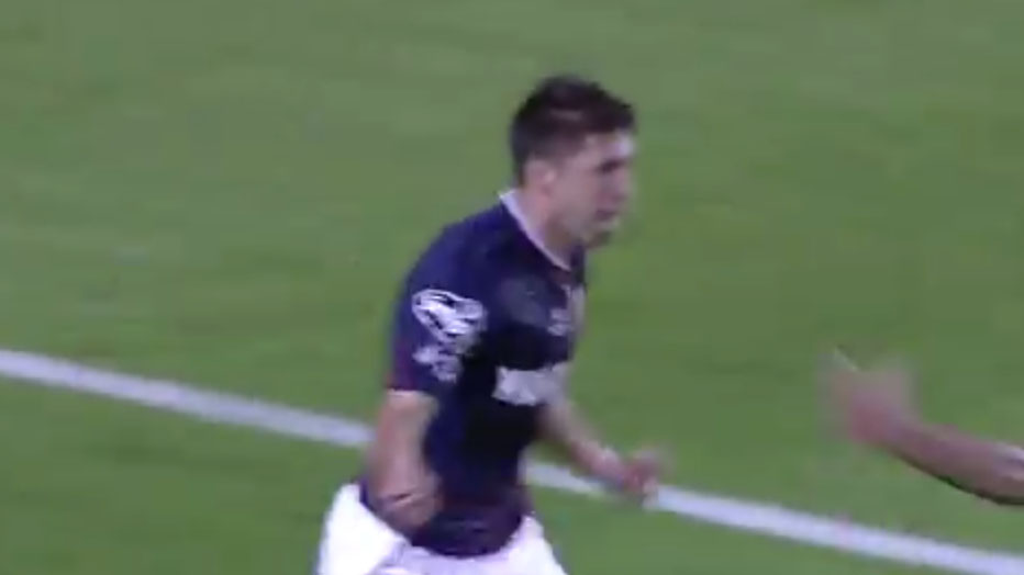 Um zagueiro atravessou o campo inteiro para fazer um gola&ccedil;o para o Lan&uacute;s