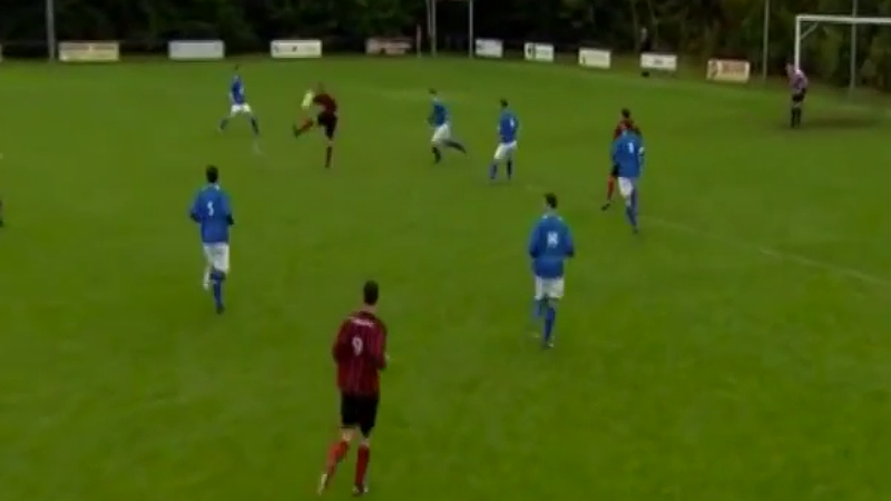 É por lances como esse que o futebol de várzea não pode acabar nunca