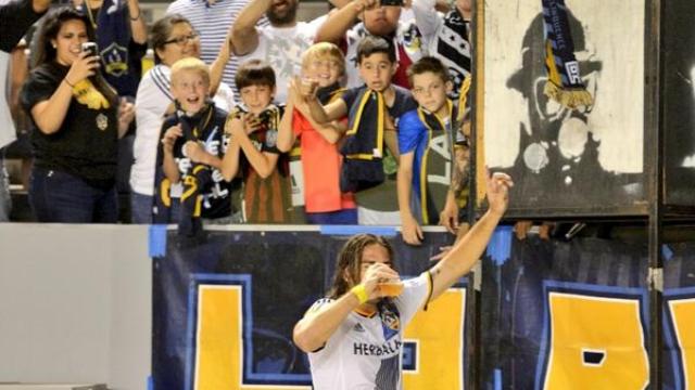 Esse cara n&atilde;o esperou nem sair de campo para comemorar a vit&oacute;ria com uma cerveja