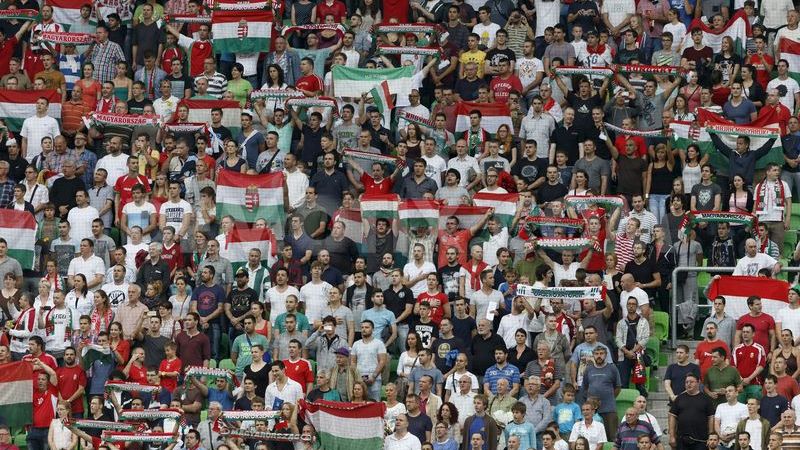 Para se desculparem ap&oacute;s vexame, jogadores da sele&ccedil;&atilde;o h&uacute;ngara d&atilde;o ingressos &agrave; torcida