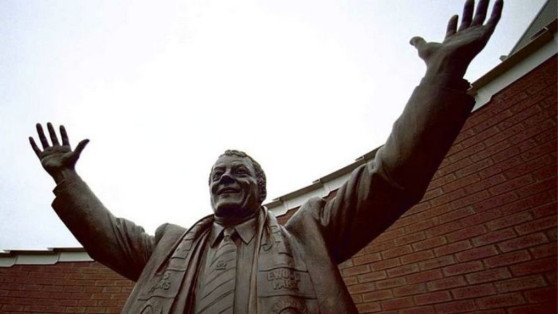 Jack Walker possui uma est&aacute;tua em Ewood Park
