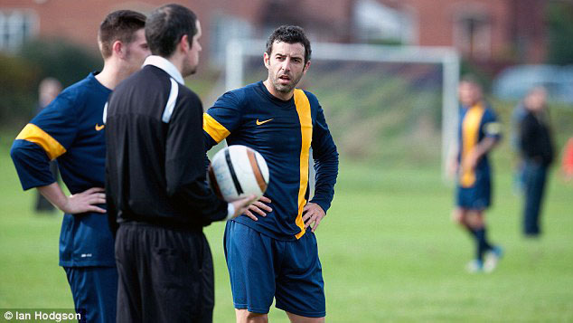 Julio Arca defendendo o time do pub Willow Pound (Foto: Daily Mirror)