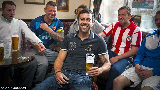 Ex-jogador resolve defender time amador de um bar na Inglaterra