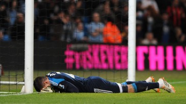 Depois de levar oito, Mannone falhou feio no 1500º gol do Arsenal na Premier League