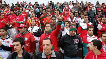 Torcida da Portuguesa invade treino para protestar e desafia jogadores para um amistoso