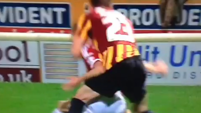 Não dá para entender como é que o árbitro não viu pênalti nesse lance