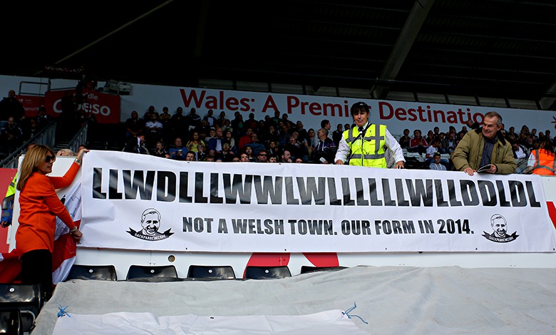 Os torcedores do Newcastle fizeram uma faixa sensacional para cornetar o t&eacute;cnico