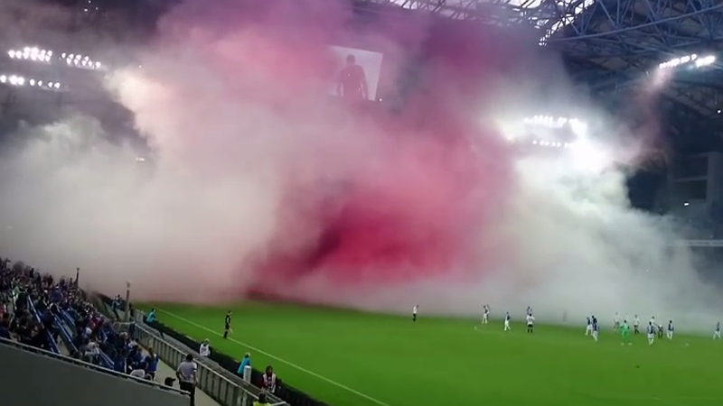 As defini&ccedil;&otilde;es de fuma&ccedil;a no meio do jogo foram atualizadas pela torcida do Lech Poznan