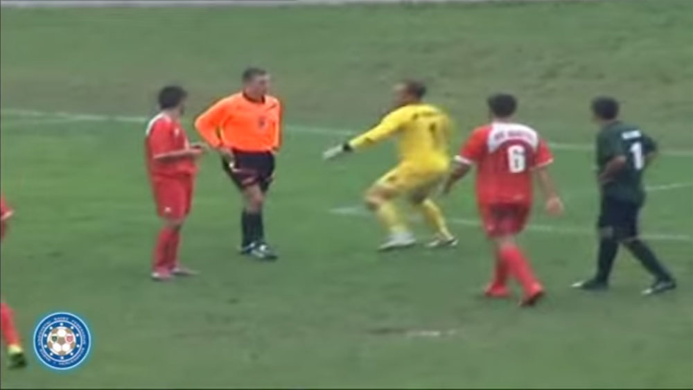 Este goleiro tomou cart&atilde;o amarelo e deu um soco no &aacute;rbitro