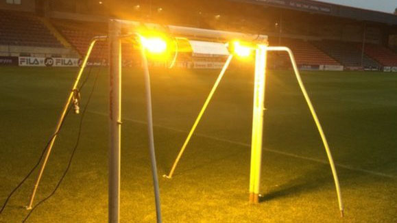Pol&iacute;cia doa luzes de planta&ccedil;&atilde;o de maconha para clube ingl&ecirc;s cuidar do gramado