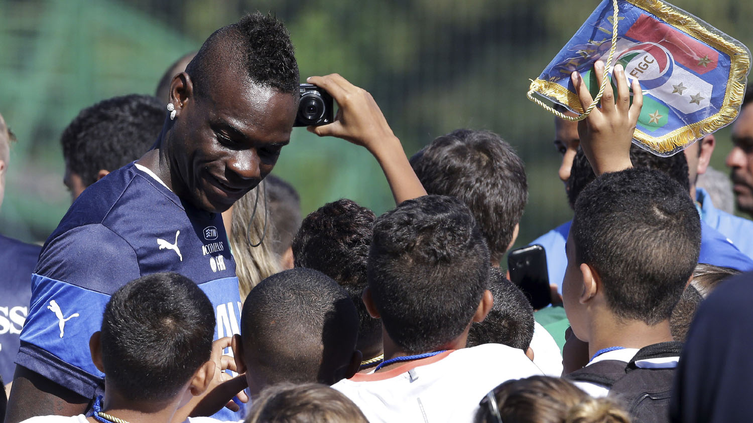 Balotelli não liga para críticas enquanto for amado pelas crianças