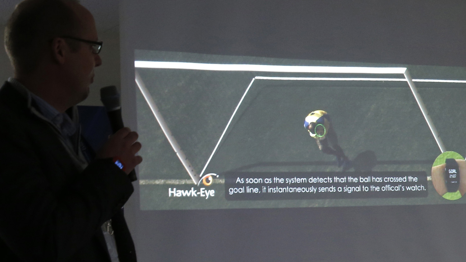O diretor da Hawk-Eye explica como a tecnologia seria aplicada ao futebol (Foto: AP)