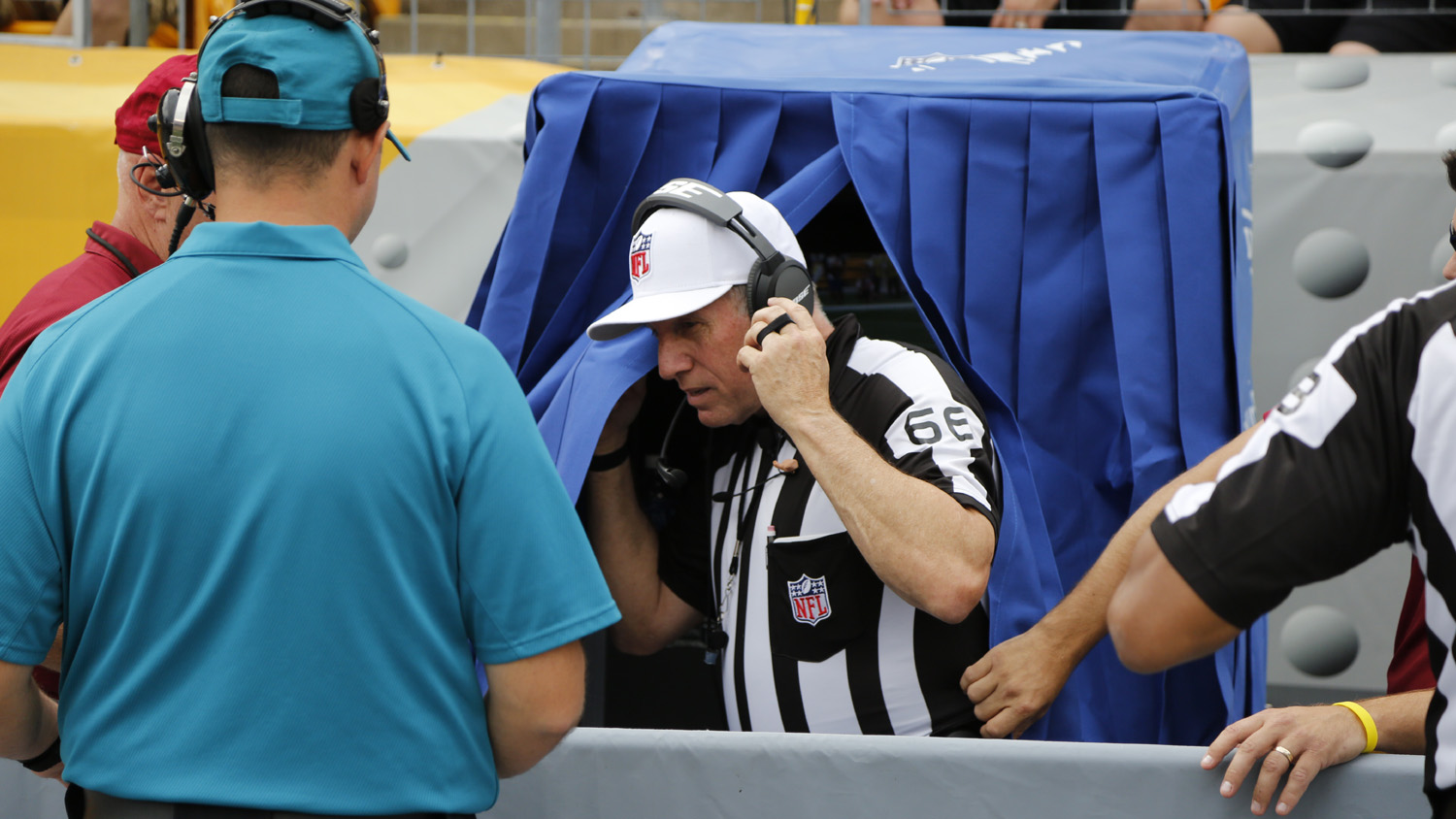 Os &aacute;rbitros da NFL tem uma cabana para avaliarem os v&iacute;deos (Foto: AP)