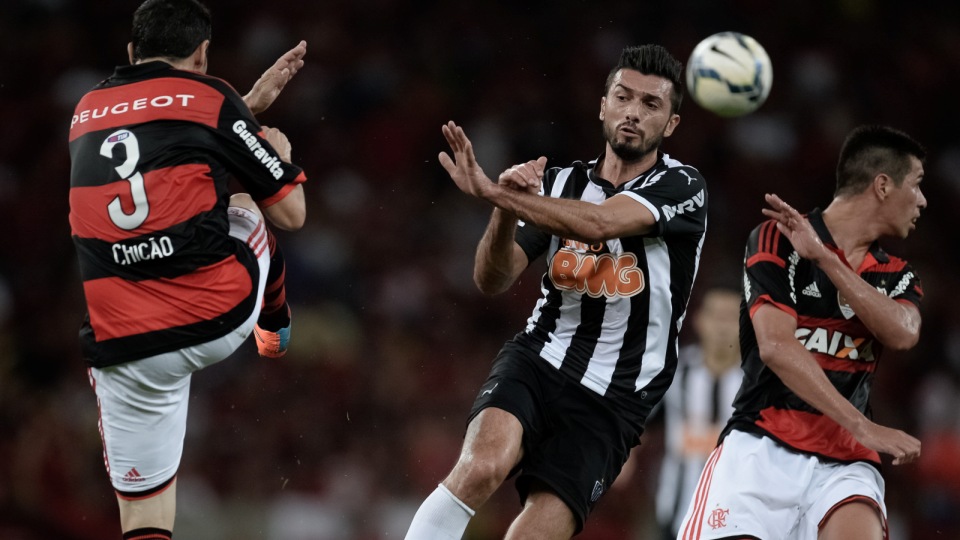 Disputa de bola acirrada entre Flamengo e Atl&eacute;tico (Foto: Jorge Rodrigues/Eleven)