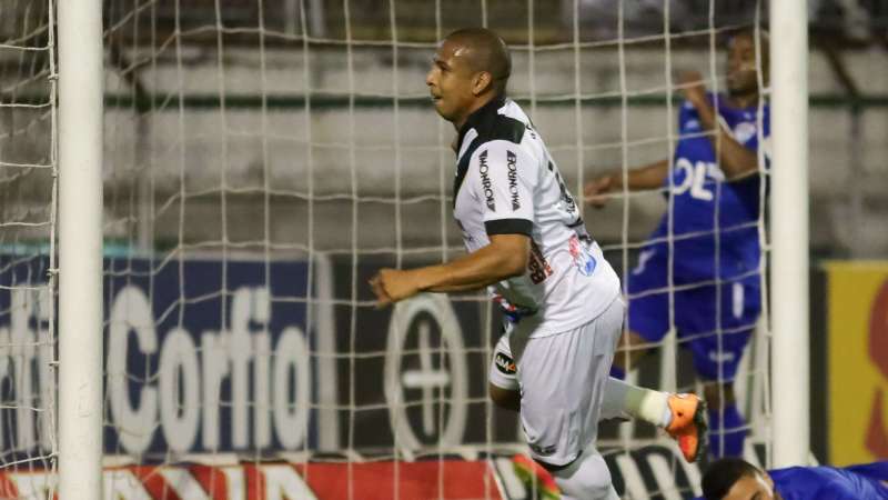 O jogador Rafael Costa da Ponte Preta comemora gol durante a partida entre Portuguesa SP e Ponte Preta SP v&aacute;lida pela S&eacute;rie B do Campeonato Brasileiro 2014 no Est&aacute;dio Canind&eacute; em S&atilde;o Paulo (SP), nesta sexta-feira (17). Rodrigo Gazzanel/Futura Press