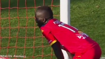 Ninguém consegue explicar esse gol perdido na Austrália