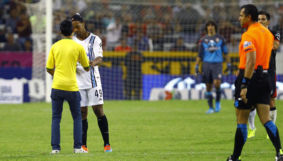 Gola&ccedil;o de falta de Ronaldinho n&atilde;o salvou Quer&eacute;taro da derrota