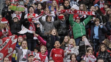 Polícia ameaça multar em R$ 90 mil e até prender torcedor do Ajax sem ingresso em Paris