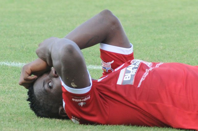 Torcedores do Am&eacute;rica de Cali invadem o campo durante derrota e jogo &eacute; interrompido