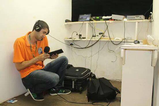 J&aacute; imaginou narrar um jogo sem poder gritar gol? Esse cara passou por isso em Londrina