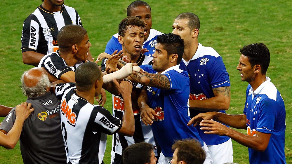 Luan (Cruzeiro) e Leonardo Silva trocam empurr&otilde;es na final do Campeonato Mineiro de 2013