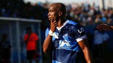 Inconformado com racismo, jogador chora e jogo é interrompido no Chile