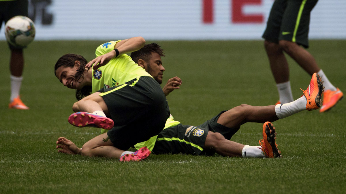 Filipe Lu&iacute;s deu um belo chap&eacute;u carretilha em Neymar no treino
