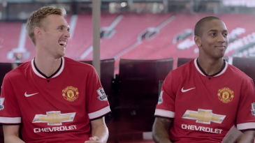 [Vídeo] Até Darren Fletcher tirou sarro da fama de cai-cai de Ashley Young