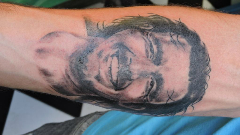 Meia do Nacional gostou tanto do gola&ccedil;o do Recoba que tatuou o &iacute;dolo no bra&ccedil;o