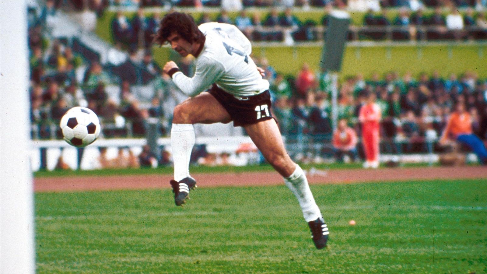 Gerd M&uuml;ller &ndash; O centroavante estourou cedo, mas ainda atravessava o seu auge aos 27. Quando completou a idade, j&aacute; tinha vencido a Bola de Ouro, a Eurocopa e sido artilheiro da Copa. Entretanto, os seus 35 gols pela Champions e o tri do torneio s&oacute; viriam depois. Naquele ano de 1972, estabeleceu o recorde de gols na Europa, quebrado por Messi em 2012.
