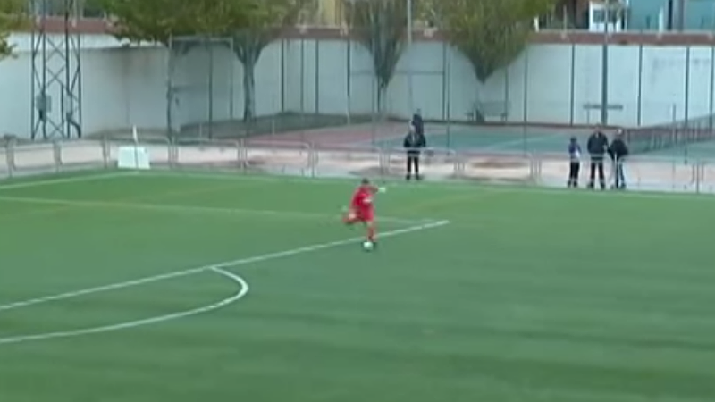 Goleiro espanhol chora após levar golaço do meio da rua de outro goleiro
