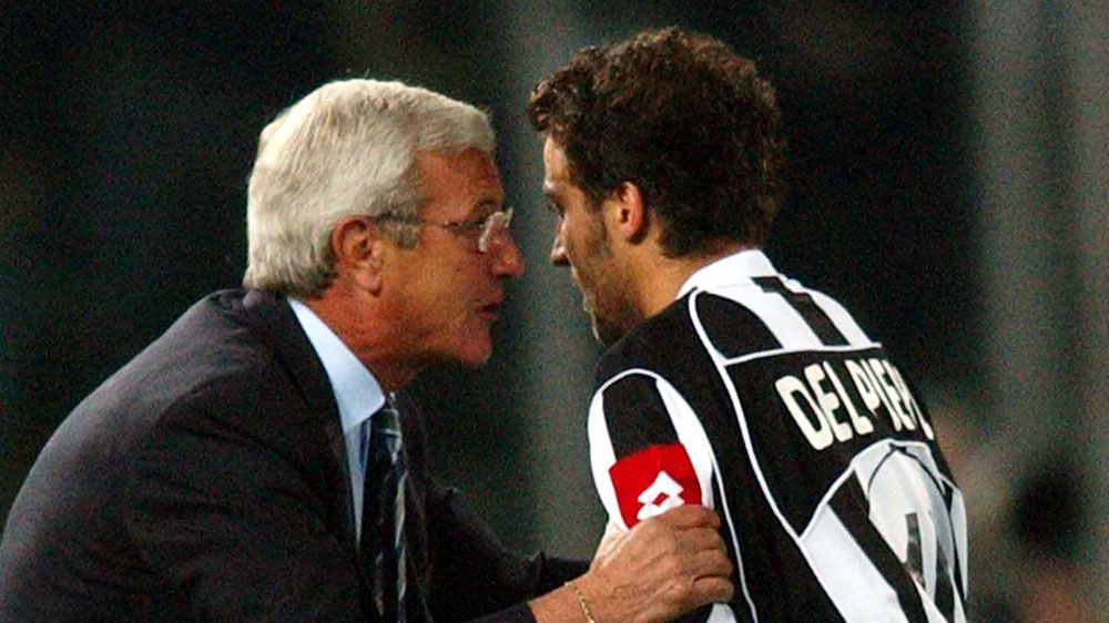 Marcello Lippi orienta Alessandro Del Piero, da Juventus, em 2003 (AP Photo/Luca Bruno)