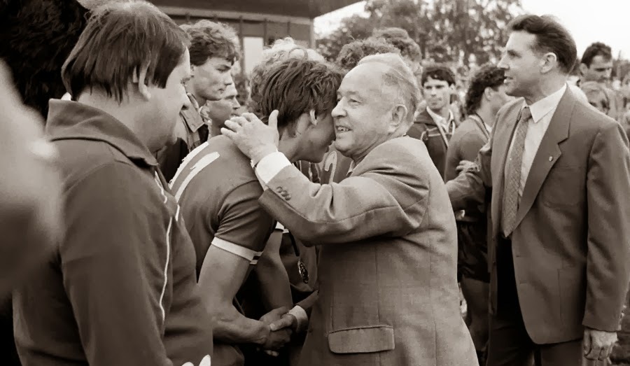 Mielke, em um dos muitos eventos de futebol no qual se envolvia