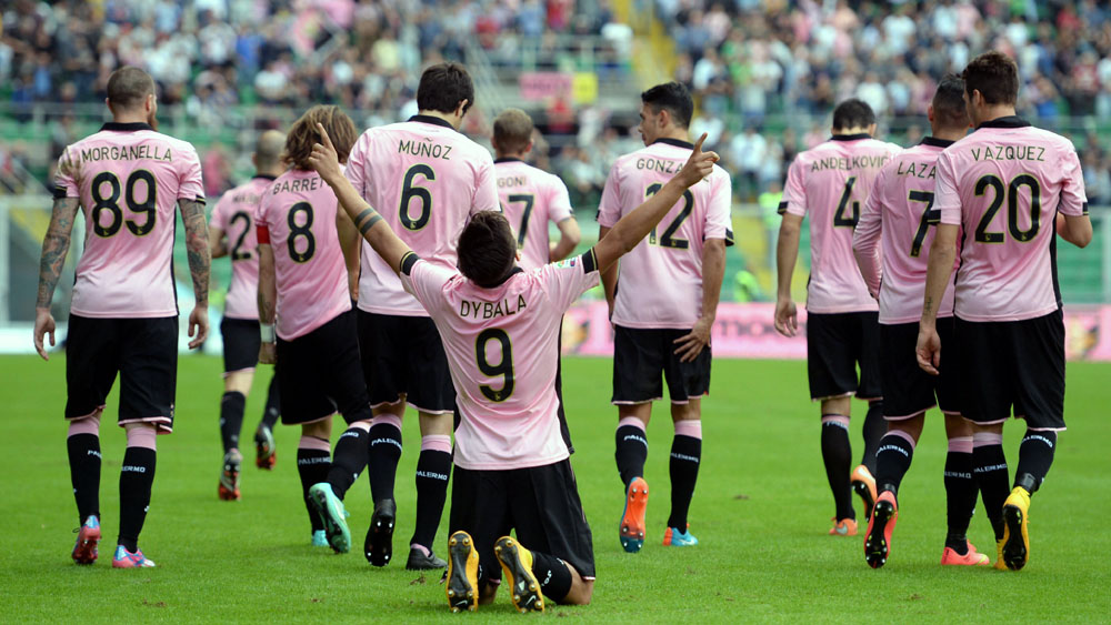 Dybala comemora o gol na vit&oacute;ria do Palermo sobre o Parma por 2 a 1, na Sic&iacute;lia (Foto: AP)