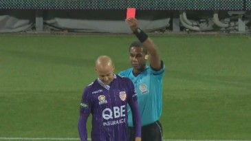 Ele entrou em campo para segurar o placar e em menos de 10 segundos foi expulso