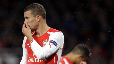 Podolski cansou de ser só um palhaço do Instagram no banco do Arsenal