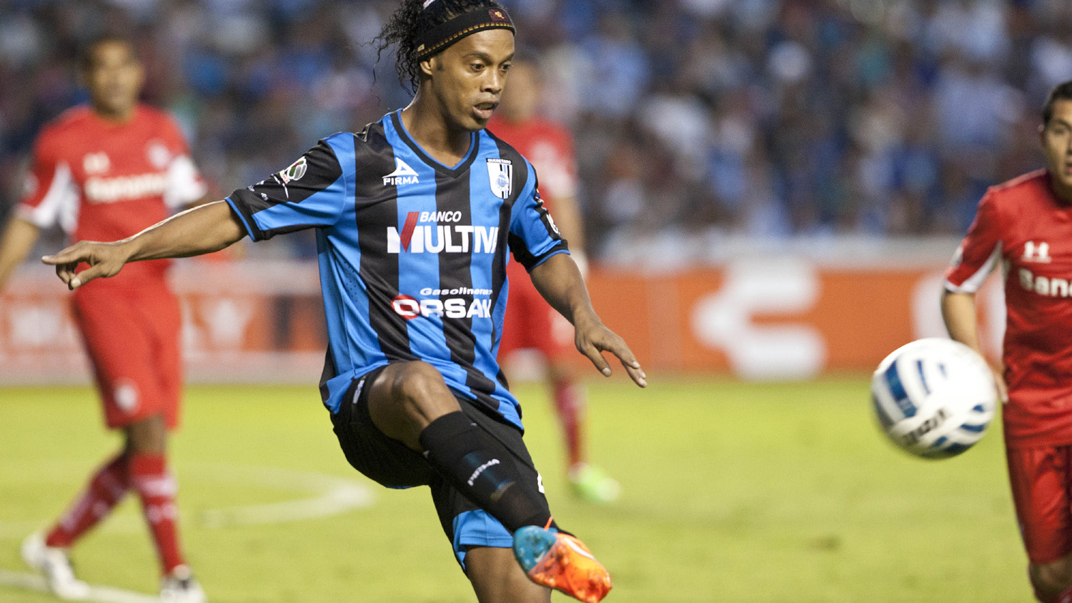 Cl&aacute;ssico Ronaldinho: matou a bola no peito e deu uma linda assist&ecirc;ncia contra o Jaguares