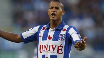 Gol de voleio no ângulo não é para qualquer um, mas Slagveer conseguiu