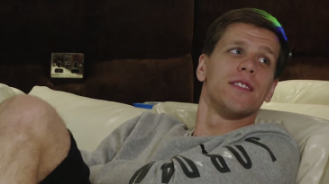 Szczesny detalha episódio que desencadeou sua saída do Arsenal: “Fumei um cigarro no vestiário por causa da emoção do jogo”