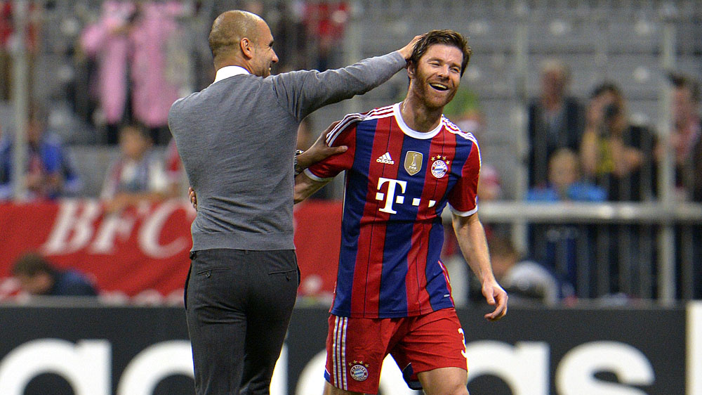 Xabi Alonso &eacute; cumprimentado por Pep Guardiola no Bayern de Munique