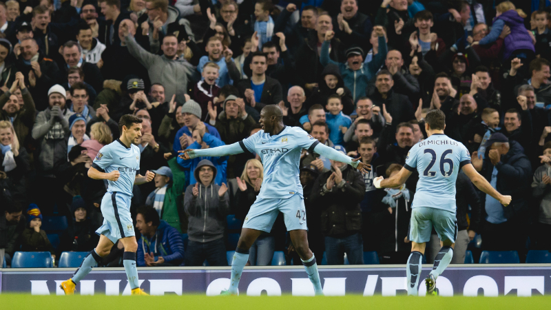 O City suou, mas, de virada, bateu o Swansea por 2 a 1, em Manchester. Yaya Tour&eacute; fez o gol da vit&oacute;ria, que deixa o time na terceira coloca&ccedil;&atilde;o (Foto: AP)