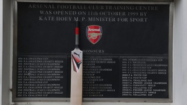 Clubes ingleses descansam o taco para homenagear morte de jogador de críquete