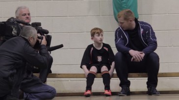 Técnico do Bolton pede desculpas a garoto de 9 anos de quem “roubou” o emprego