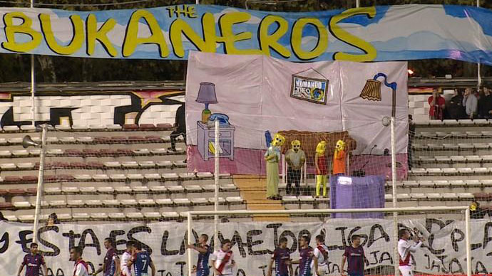 Torcida do Rayo fantasia-se de Simpsons em protesto contra jogos de segunda-feira