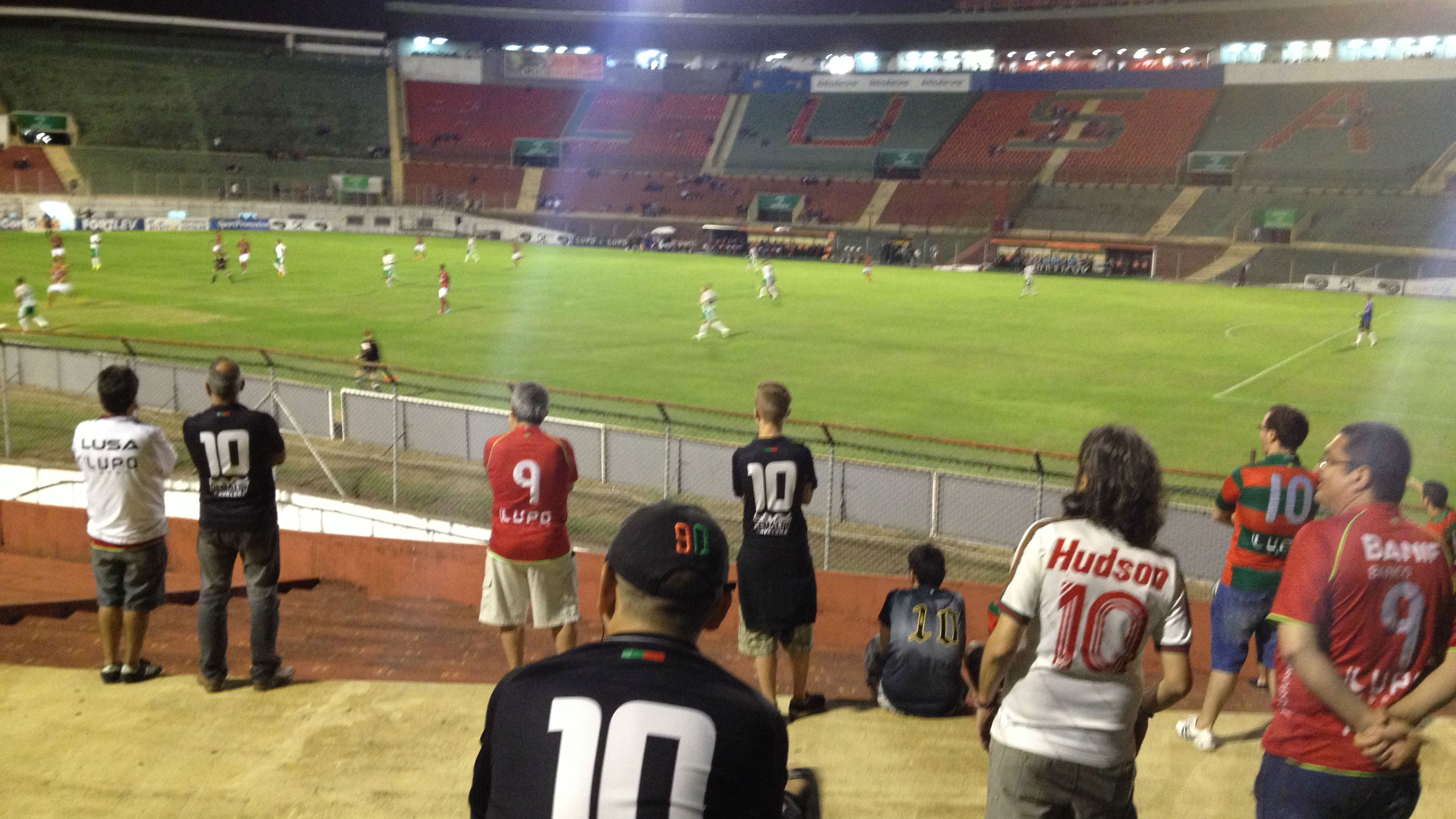 O Canind&eacute; quase vazio para Portuguesa e Luverdense (Foto: Bruno Bonsanti/Trivela)