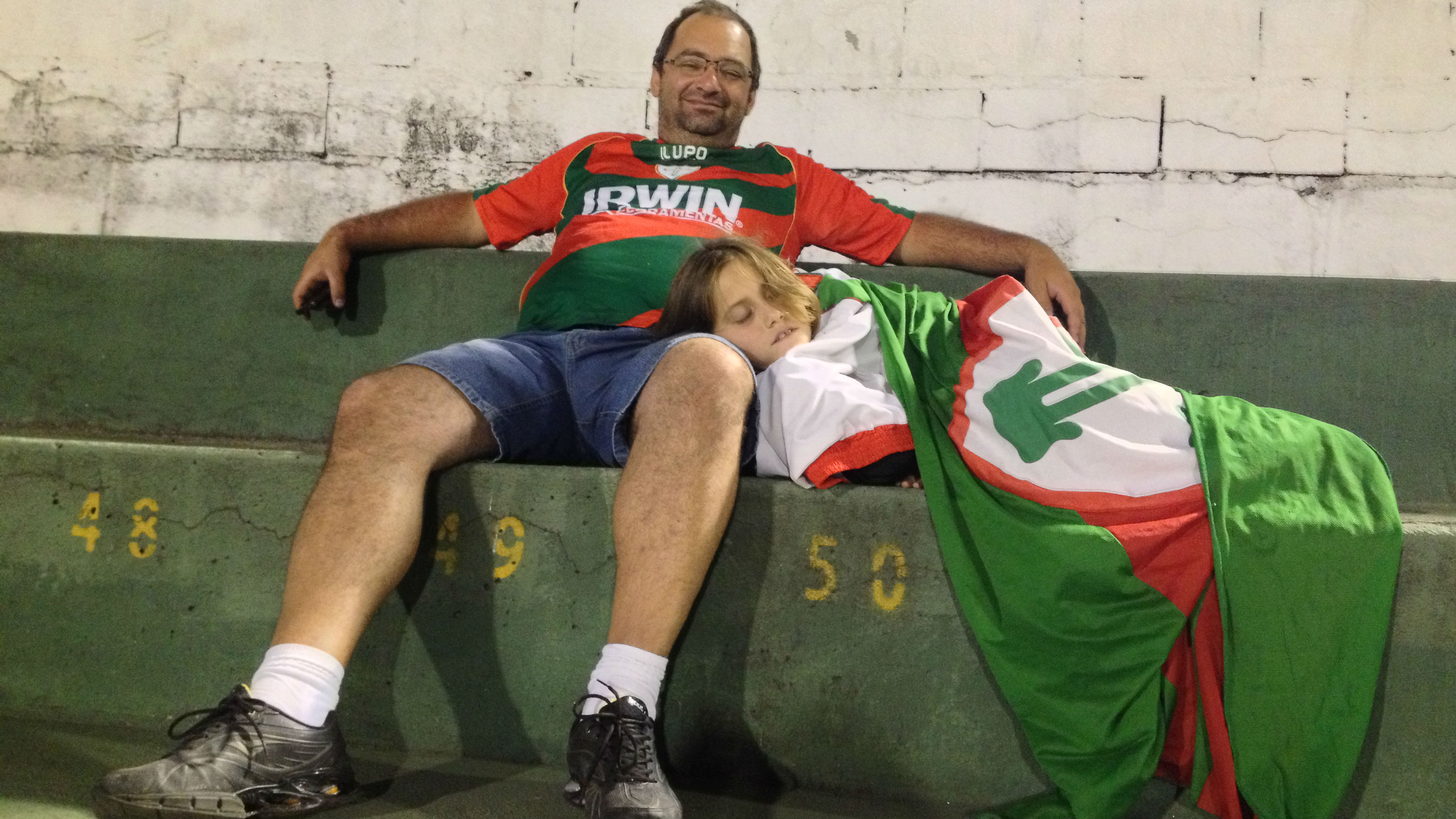 Por que centenas de her&oacute;is foram ver os &uacute;ltimos atos do pesadelo da Portuguesa?