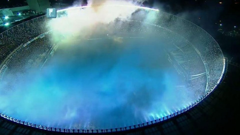 El Cilindro tomado por festa da torcida do Racing (Reprodu&ccedil;&atilde;o)